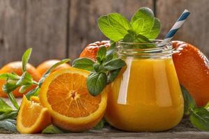jugo de naranjas recién exprimidas con menta foto
