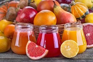 batido y jugo fresco y saludable. mezclar frutas y verduras foto