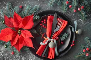Lay Flat con mesa navideña en verde y rojo con vajilla, platos y adornos navideños foto