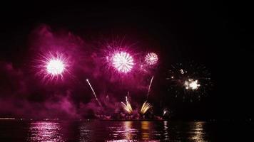 feest met echt vuurwerk. oudejaarsavond vuurwerk viering. video