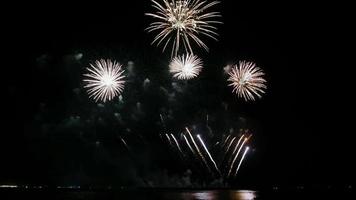 célébration avec de vrais feux d'artifice. célébration des feux d'artifice du nouvel an. video