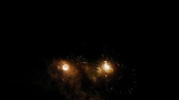 celebração com fogos de artifício reais. celebração dos fogos de artifício da véspera de ano novo. video