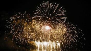 celebração com fogos de artifício reais. celebração dos fogos de artifício da véspera de ano novo. video