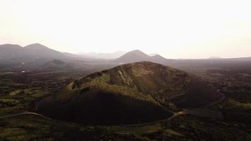 video drone di un cratere di un vulcano che ricorda l'islanda a lanzarote, canarias, spagna.