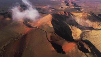 Drohnenvideo der Vulkane von Timanfaya auf Lanzarote, Kanarische Inseln in Spanien.