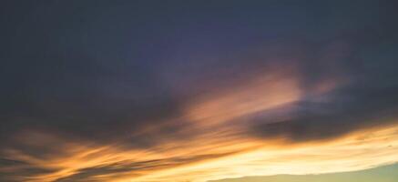 hermoso cielo belleza de la tarde y nubes al atardecer, amanecer, los rayos del sol atraviesan las nubes. natural foto