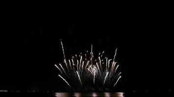 Feier mit echtem Feuerwerk. Silvester Feuerwerk feiern. video
