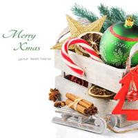 Caja de madera antigua con coloridos adornos navideños