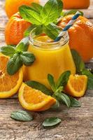 jugo de naranjas recién exprimidas con menta foto
