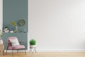 Interior minimalista moderno con un sillón sobre fondo de pared verde oscuro y blanco vacío. foto