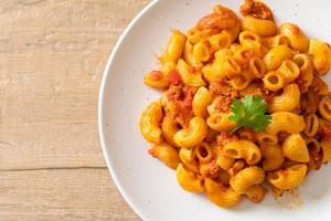 macarrones con salsa de tomate y carne de cerdo picada foto