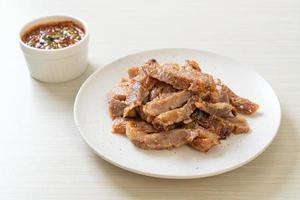 cuello de cerdo a la plancha con salsa picante tailandesa foto