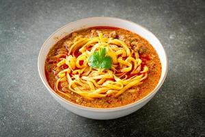 sopa picante de fideos yunnan chinos o kwa meng foto