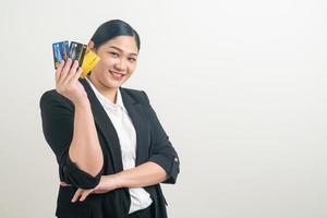 mujer asiática, tenencia, tarjeta de crédito, con, fondo blanco foto