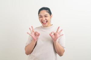 mujer asiática, con, ok, señal de mano foto