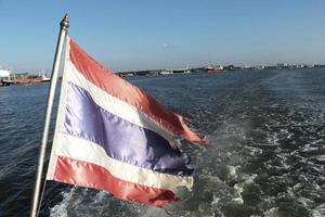 bandera de tailandia en el barco, las exportaciones marítimas impulsan la economía de tailandia foto