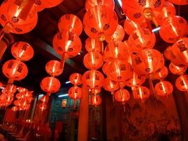 linternas rojas en santuarios, deseando buena suerte, cultura asiática foto