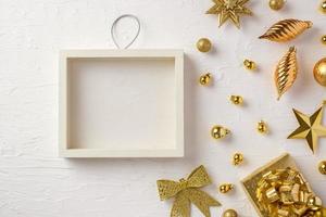 Marco de imagen y adorno de Navidad en blanco, caja de regalo, adorno de decoración de estrellas en una mesa de hormigón blanco foto