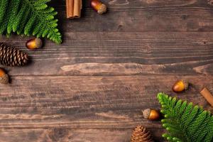 pino de navidad y cono de pino en el fondo de la tabla de madera
