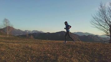 corredor de maratona durante treinamento de inverno em altitude video