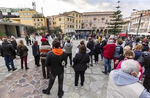 sanremo, italia, 20-11-2021 ciudadanos italianos unidos para manifestarse en las calles contra la ley del pase verde, reportaje periodístico foto