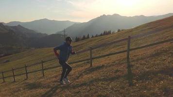 een marathonloper traint bergopwaarts in hoogte video