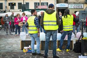 sanremo, italia, 20-11-2021 ciudadanos italianos unidos para manifestarse en las calles contra la ley del pase verde, reportaje periodístico foto