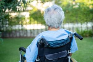 Paciente asiático mayor o anciano en silla de ruedas eléctrica con control remoto en el parque en la sala del hospital de enfermería, concepto médico fuerte y saludable