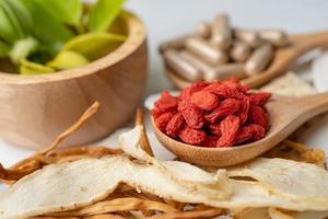 Hierbas medicinales chinas con bayas de goji para una buena salud. foto