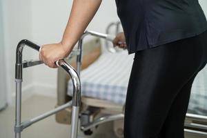 paciente asiática dama dolor de espalda, cintura, pierna y lumbar ortopédico con andador.