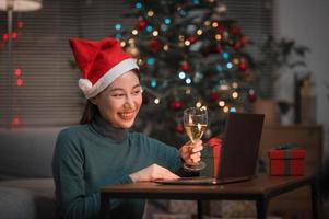 mujer celebrar feliz año nuevo fiesta en línea foto