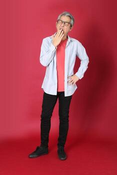 hombre en fondo rojo foto