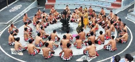 bali indonesia -el 1 de diciembre de 2021 espectáculo de danza kecak balinesa foto