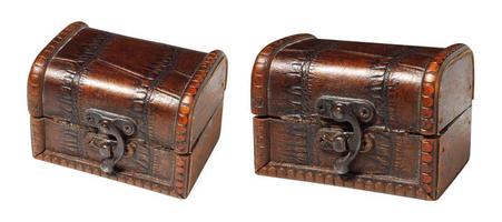 Caja de madera de joyería vintage sobre fondo blanco. foto