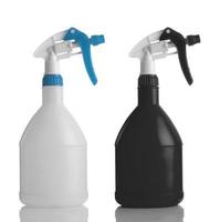 Spray de botella de plástico sobre fondo blanco. foto