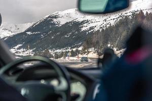 Vista interior de conducir un coche cuesta arriba en una estrecha carretera de montaña. foto