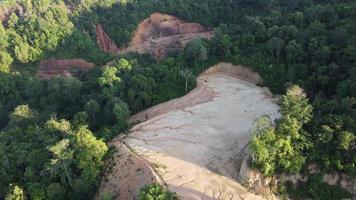 drone ver deforestación de tierras cerca de la jungla video