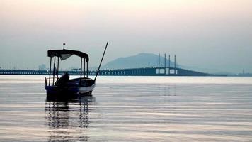 reflectie vissersboot met achtergrond penang bridge video