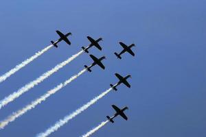 Vuelo sincronizado en equipo, volando en formaciones. foto