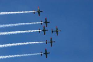 Vuelo sincronizado en equipo, volando en formaciones. foto