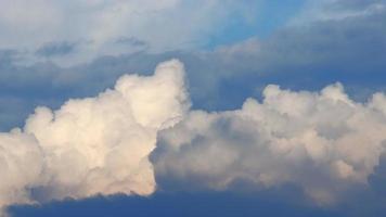 pluizige wolk time-lapse op een bewolkte dag 4k-beeldmateriaal. video