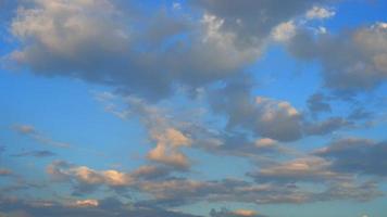 pluizige wolk time-lapse op een bewolkte dag 4k-beeldmateriaal. video