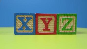 bloc de bois en rotation alphabet xyz. video