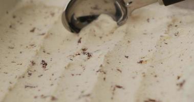 Close up scoop con gocce di cioccolato gelato al gusto.