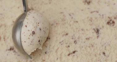 Close up scoop con gocce di cioccolato gelato al gusto. video