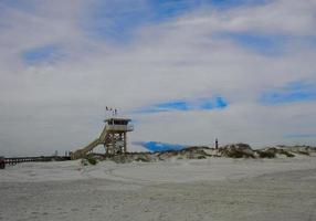 una torre de control en la playa. foto