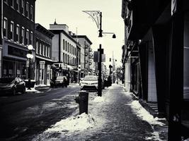 una calle principal de una ciudad. foto