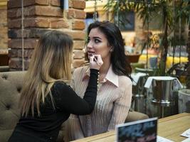 make up artist does make up to the woman photo