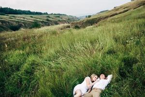 Un chico con una chica con ropa ligera en el fondo de un cañón verde foto