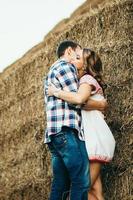 un chico con una chica en un paseo de verano en el campo foto